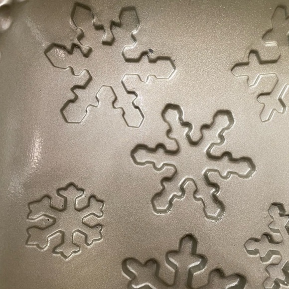 Nordic Snowflake Baking Pan - Picture 5 of 7